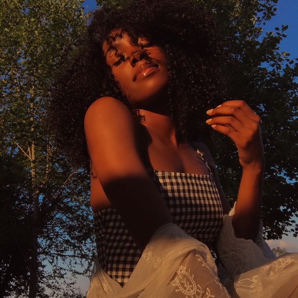 ๐ฅMeet your Posher, Lindsey ๐ฅ - Picture 1 of 7